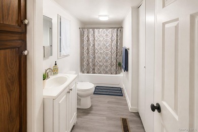 Welcome to 3 Kingsbridge Lane, Loch Sheldrake, NY, where comfort - photo 11