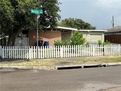 Investment opportunity with plenty of potential! This 3-bedroom - photo 2