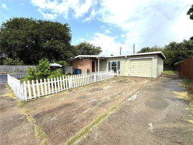 Investment opportunity with plenty of potential! This 3-bedroom - photo 3