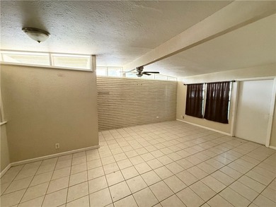 Investment opportunity with plenty of potential! This 3-bedroom - photo 4