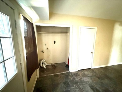 Investment opportunity with plenty of potential! This 3-bedroom - photo 10