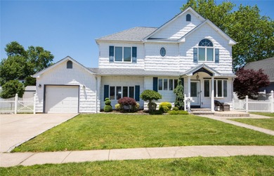 (private lake, pond, coastal) Home Sale Pending in Lindenhurst New York