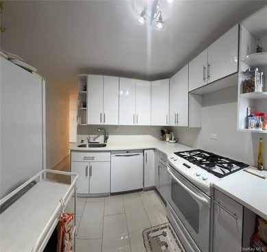 Move right into this stunning 2-bedroom, 1-bath coop in the - photo 18