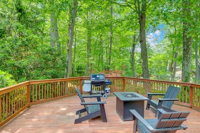 Welcome to 16 Maplewood Drive, Northport - privately set on a - photo 35