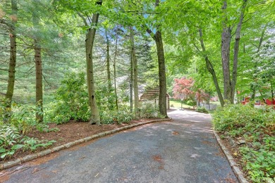 Welcome to 16 Maplewood Drive, Northport - privately set on a - photo 37