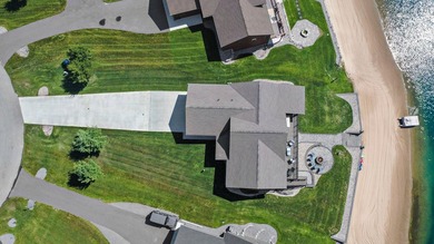 Custom built lake home on Island Lake! Featuring 5 bedrooms, 3 - photo 32