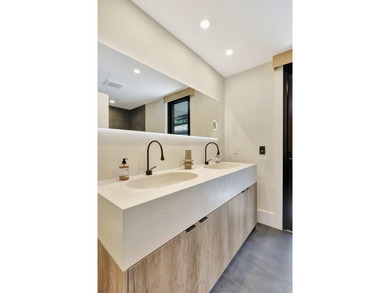 Welcome to an extraordinary residence that seamlessly blends - photo 33