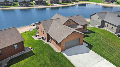 Custom built lake home on Island Lake! Featuring 5 bedrooms, 3 - photo 35