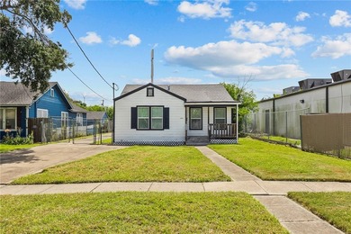 Check out this spacious 3 bedroom, 2 bathroom home offering a - photo 1