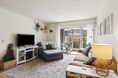 Super cute unit in a well kept condo community with lovely - photo 4