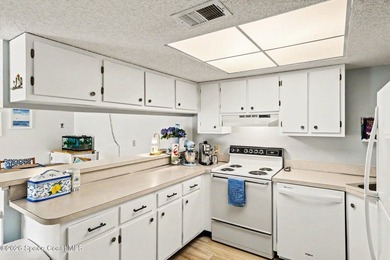 Super cute unit in a well kept condo community with lovely - photo 10
