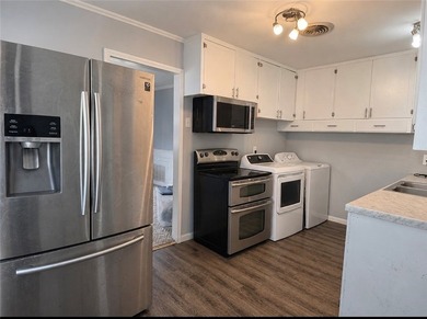 Freshly painted 3-bedroom, 2-bath well maintained home featuring - photo 7