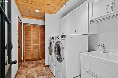 Beautifully sited with striking natural wood accents in quiet - photo 19