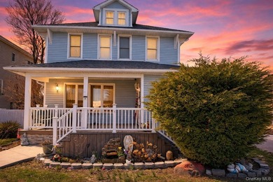 Charming early 20th-century Victorian-style residence situated - photo 1
