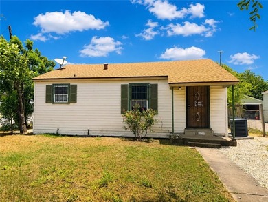 Charming 2-bedroom, 1-bath home situated on a corner lot with - photo 2