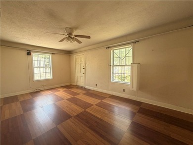 Charming 2-bedroom, 1-bath home situated on a corner lot with - photo 4