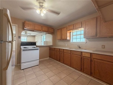 Charming 2-bedroom, 1-bath home situated on a corner lot with - photo 5