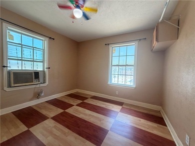 Charming 2-bedroom, 1-bath home situated on a corner lot with - photo 9