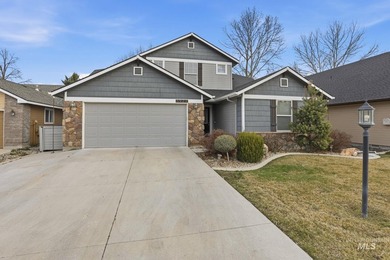 Very well maintained 2 level home in a private gated community - photo 1