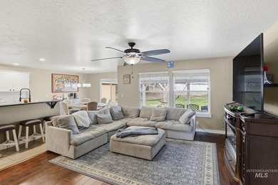 Very well maintained 2 level home in a private gated community - photo 3