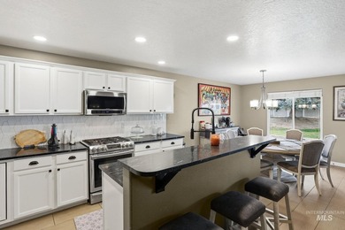 Very well maintained 2 level home in a private gated community - photo 4