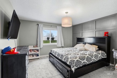 Very well maintained 2 level home in a private gated community - photo 9