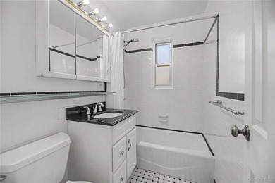 Welcome to this bright and spacious top-floor 2-bedroom, 1 - photo 12