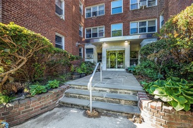 Welcome to this bright and spacious top-floor 2-bedroom, 1 - photo 21