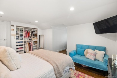 Set on a beautifully landscaped property with wonderful curb - photo 16