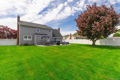 Set on a beautifully landscaped property with wonderful curb - photo 19
