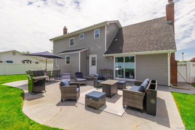 Set on a beautifully landscaped property with wonderful curb - photo 20