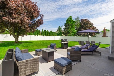 Set on a beautifully landscaped property with wonderful curb - photo 21