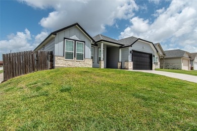 Gorgeous 3 bedroom/2 bathroom corner lot home with many upgrades - photo 2