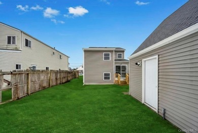 Welcome to 52 Halycon Road in Lindenhurst! Located just down the - photo 19