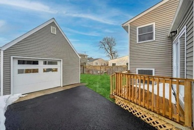 Welcome to 52 Halycon Road in Lindenhurst! Located just down the - photo 20