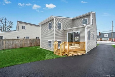 Welcome to 52 Halycon Road in Lindenhurst! Located just down the - photo 21