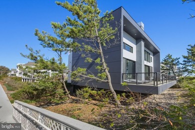 A singular achievement in modern coastal architecture, this - photo 28