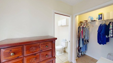 This cute bungalow style home is looking for someone to make it - photo 33
