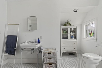 This beautiful Queen Anne style house embodies the perfect blend - photo 33