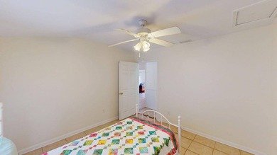 This cute bungalow style home is looking for someone to make it - photo 45