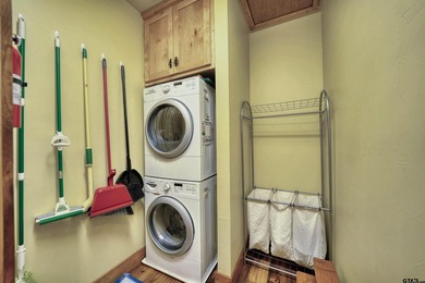 Awesome custom-built waterfront home on beautiful Lake Cypress - photo 48