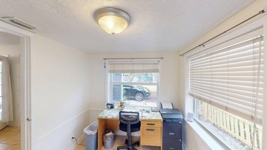 This cute bungalow style home is looking for someone to make it - photo 50