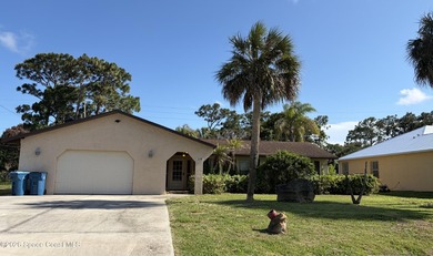 3-bedroom, 2-bath single-family pool home with a split-bedroom - photo 1