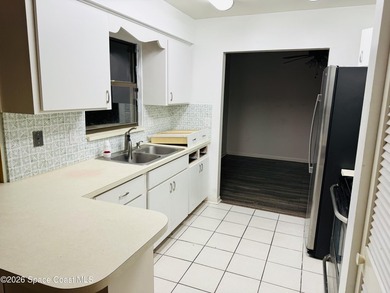 3-bedroom, 2-bath single-family pool home with a split-bedroom - photo 5
