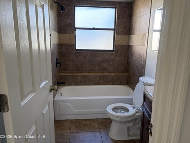 3-bedroom, 2-bath single-family pool home with a split-bedroom - photo 7