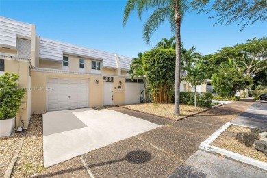 (private lake, pond, creek) Townhome/Townhouse For Sale in Miami Lakes Florida