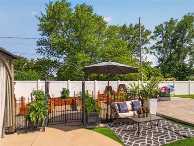 WOW...WOW...WOW! Vacation at Home! This stunning ranch-style - photo 12