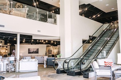 Extraordinary freestanding retail building oriented on a prime - photo 5