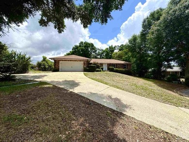 This freshly-painted home in West Pensacola is ready for it new - photo 4