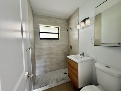 Welcome to this beautifully remodeled home in West Palm Beach ! - photo 12